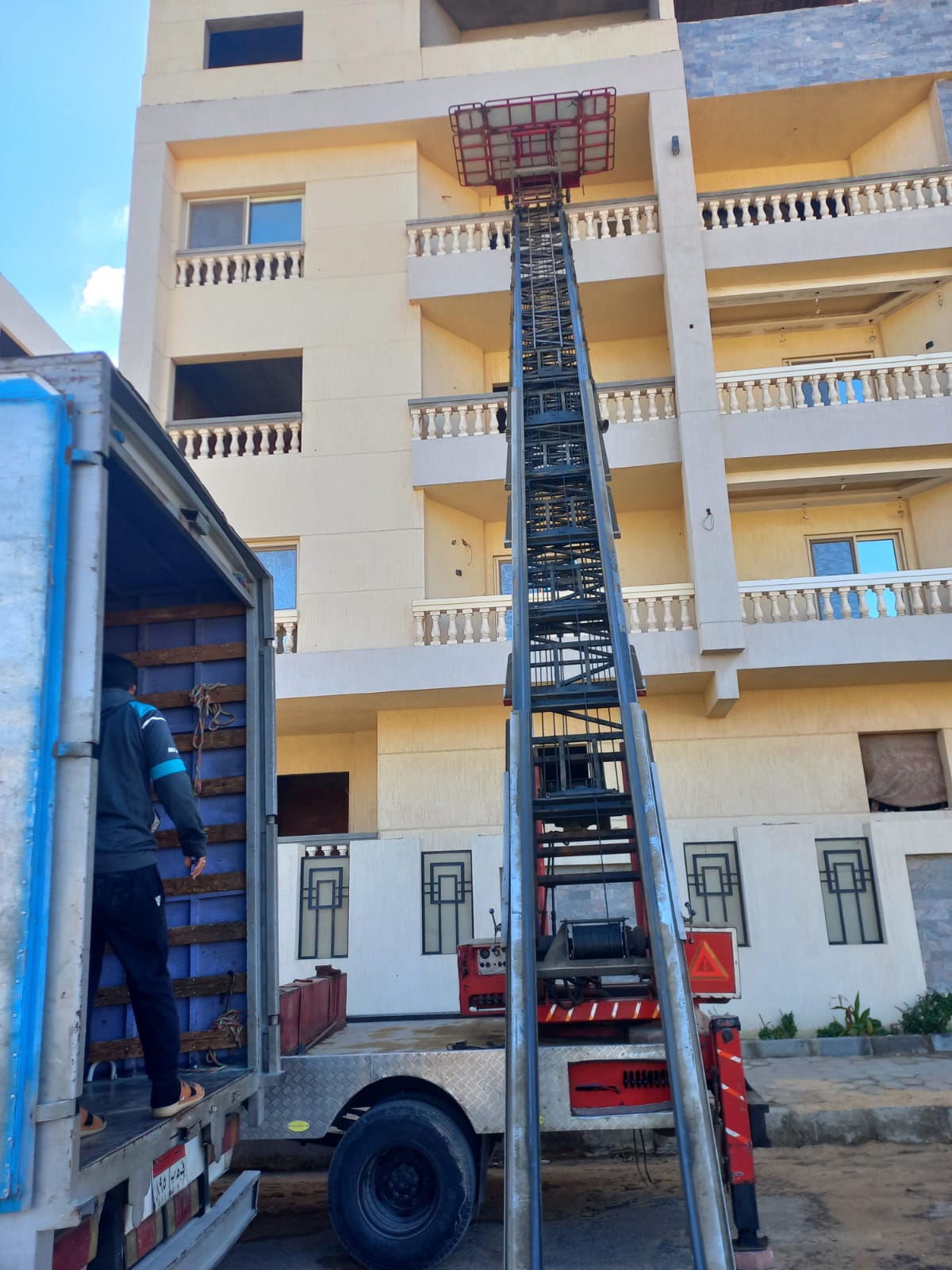 سيارات نقل الأثاث الحديثة